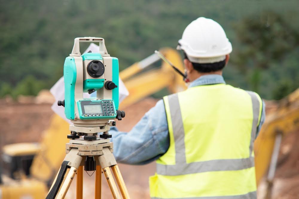 Mapeamento de um terreno com equipamentos topográficos