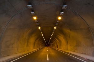 Imagem apresenta um túnel vazio